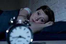 infographic outlining top causes of insomnia including stress, screen time, caffeine, poor sleep environment, irregular routine, eating habits, overthinking, inactivity, sleep posture, and health conditions